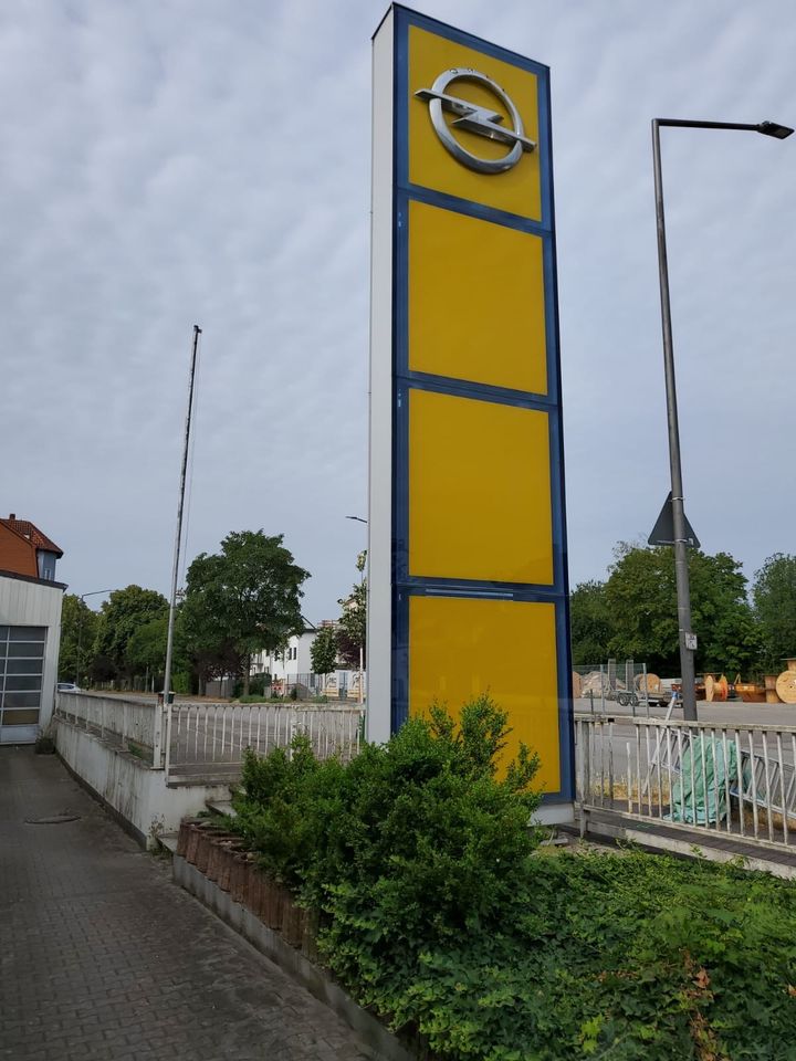 Opel Pylon beleuchtet in Homburg