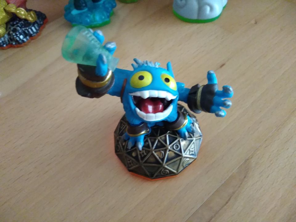 Einwandfreies Skylanders WII Spyro's Adventure Spiel mit Figuren in Lörrach