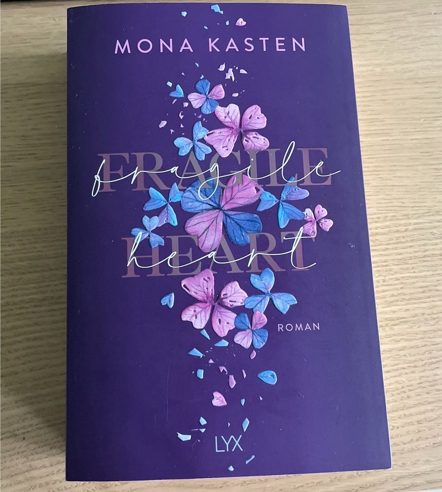 Buch Fragile Heart Mona Kasten Roman in Berlin