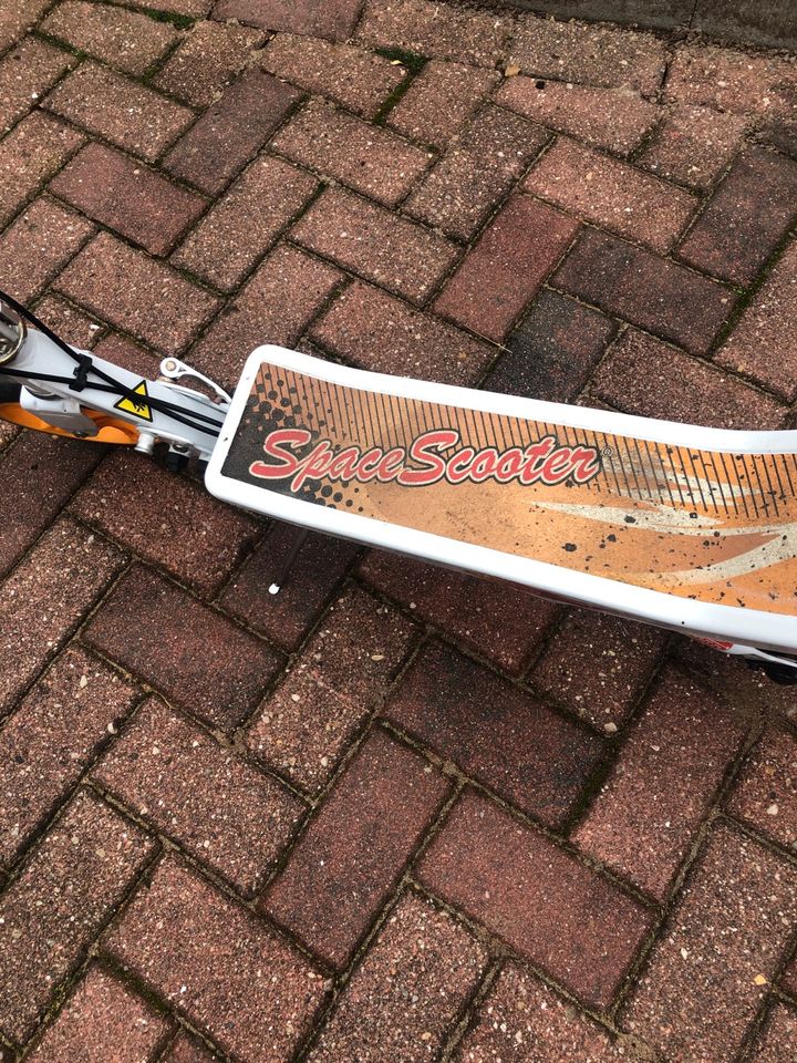 Space Scooter Tretroller mit Schwungrad in Trittau