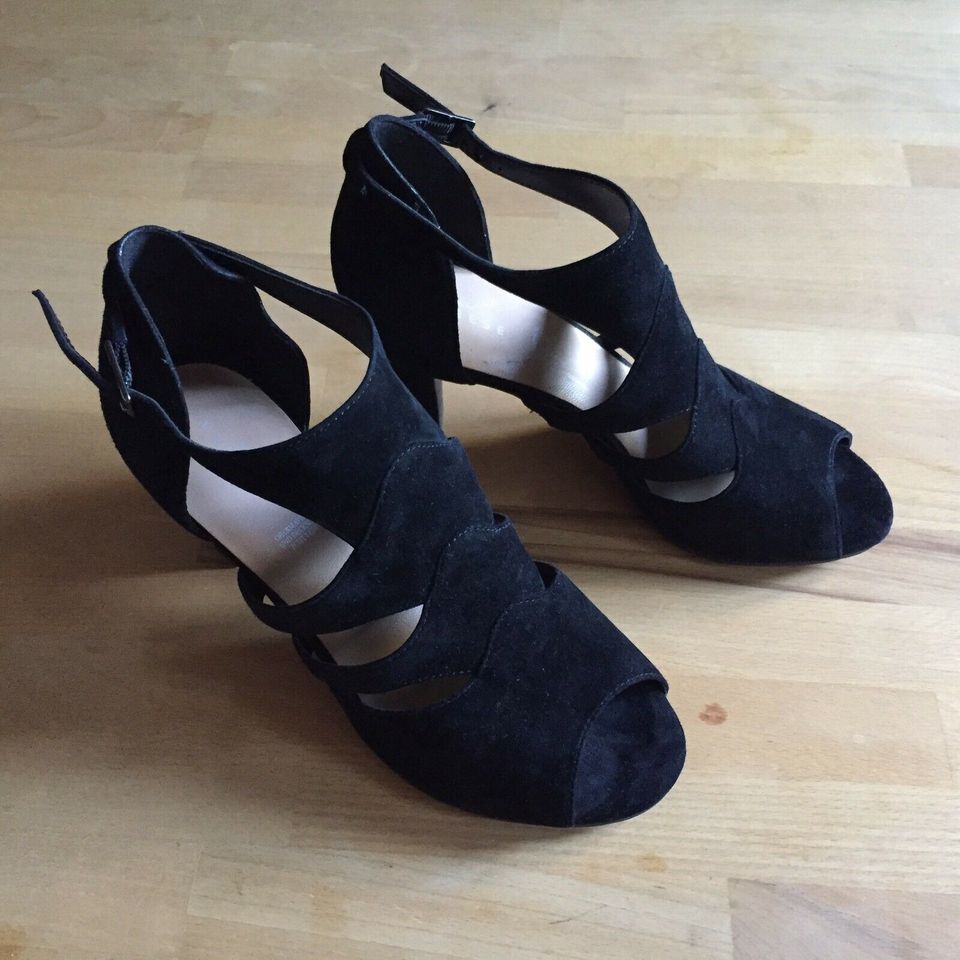 Schwarze High Heels in Homburg