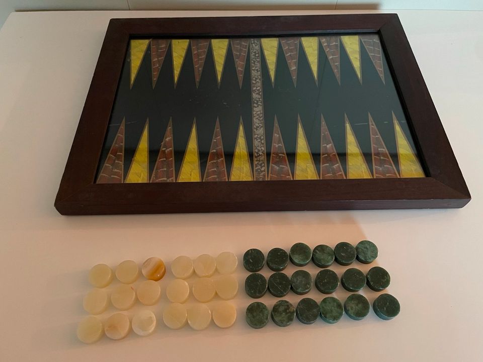 Raffiniertes Backgammon-Brett mit massiven Spielfiguren in Düsseldorf