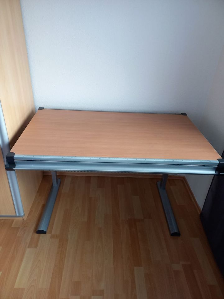 Schule,Schreibtisch höhenverstellbar mit blauem Schreibtischstuhl in Kressbronn am Bodensee
