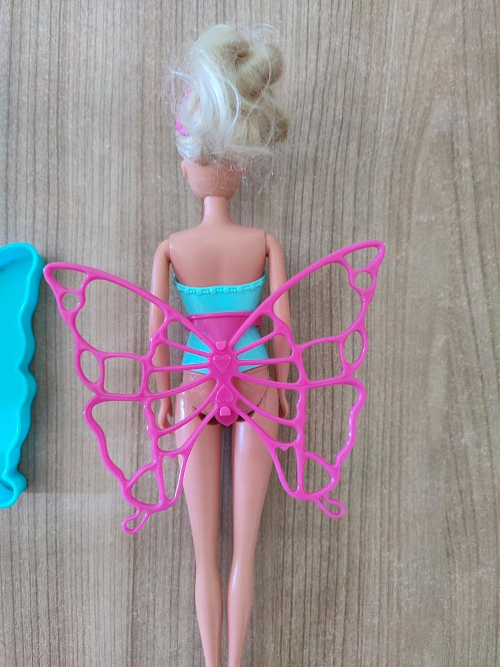 Barbie mit Schmetterlingsflügel für Seifenblasen in Duisburg