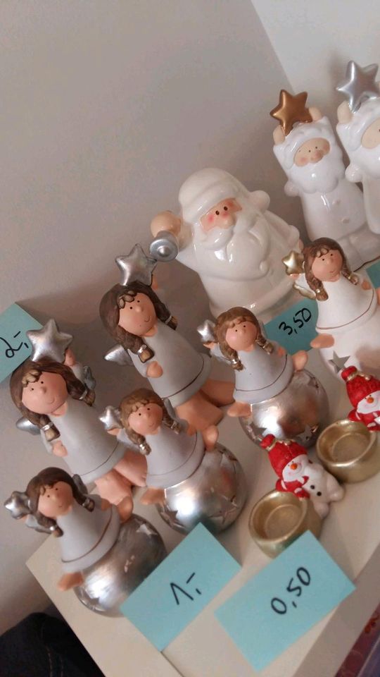Engelsfiguren und Weihnachtsmänner aus Keramik in Großheide