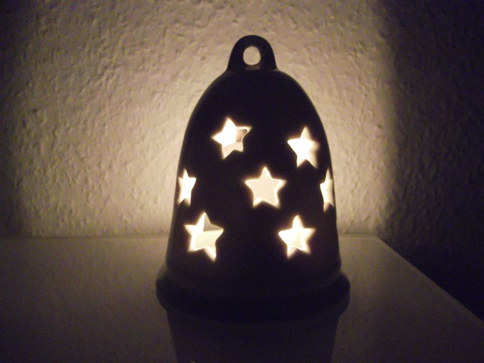 Glocke weiß mit Sternen Porzellan Teelicht Kerzenständer in Berlin