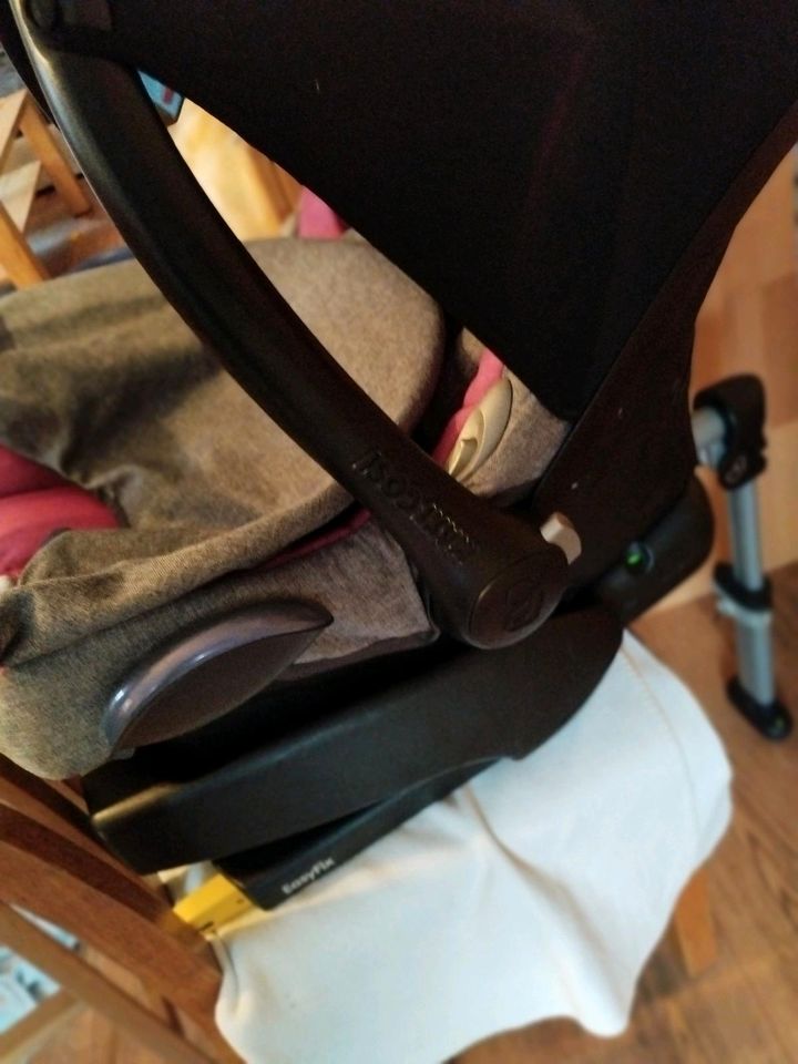 Maxi Cosi mit Isofix Station EasyFix in Oelsnitz / Vogtland