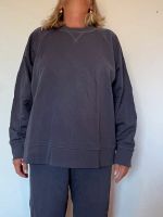 Sweatshirt von Cos in L, in dunkelblau München - Bogenhausen Vorschau