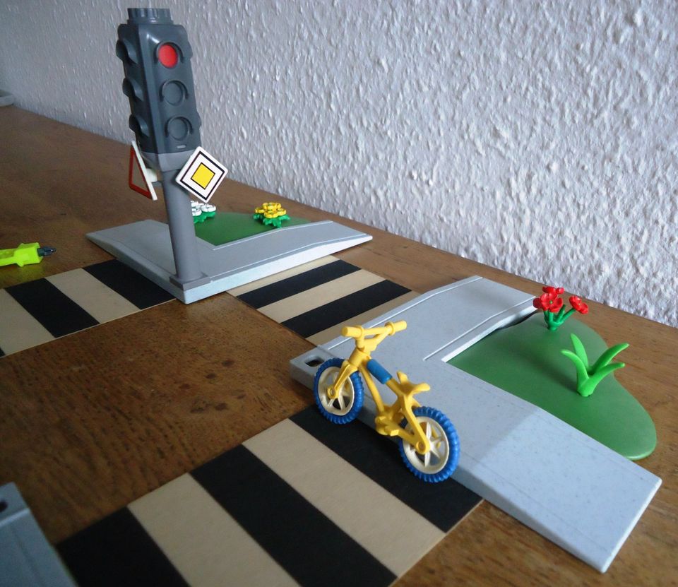 Playmobil N° 3982 – Straßenkreuzung mit Ampel & Zubehör - neuw. in Erkrath