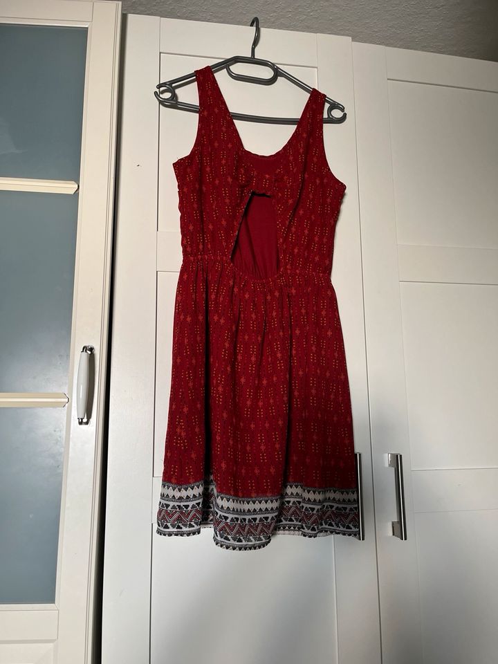 Rotes Gemustertes Kleid mit Rückenausschnitt in Düsseldorf