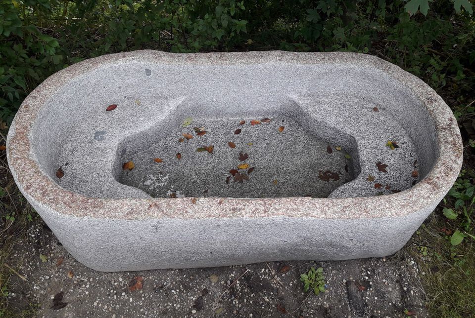 Badewanne aus Granit, Granitbrunnen, Granitwassergrand, Granitbecken, Natursteinbrunnen, Granittrog, Brunnentrog, Wassergrand in Eppenschlag