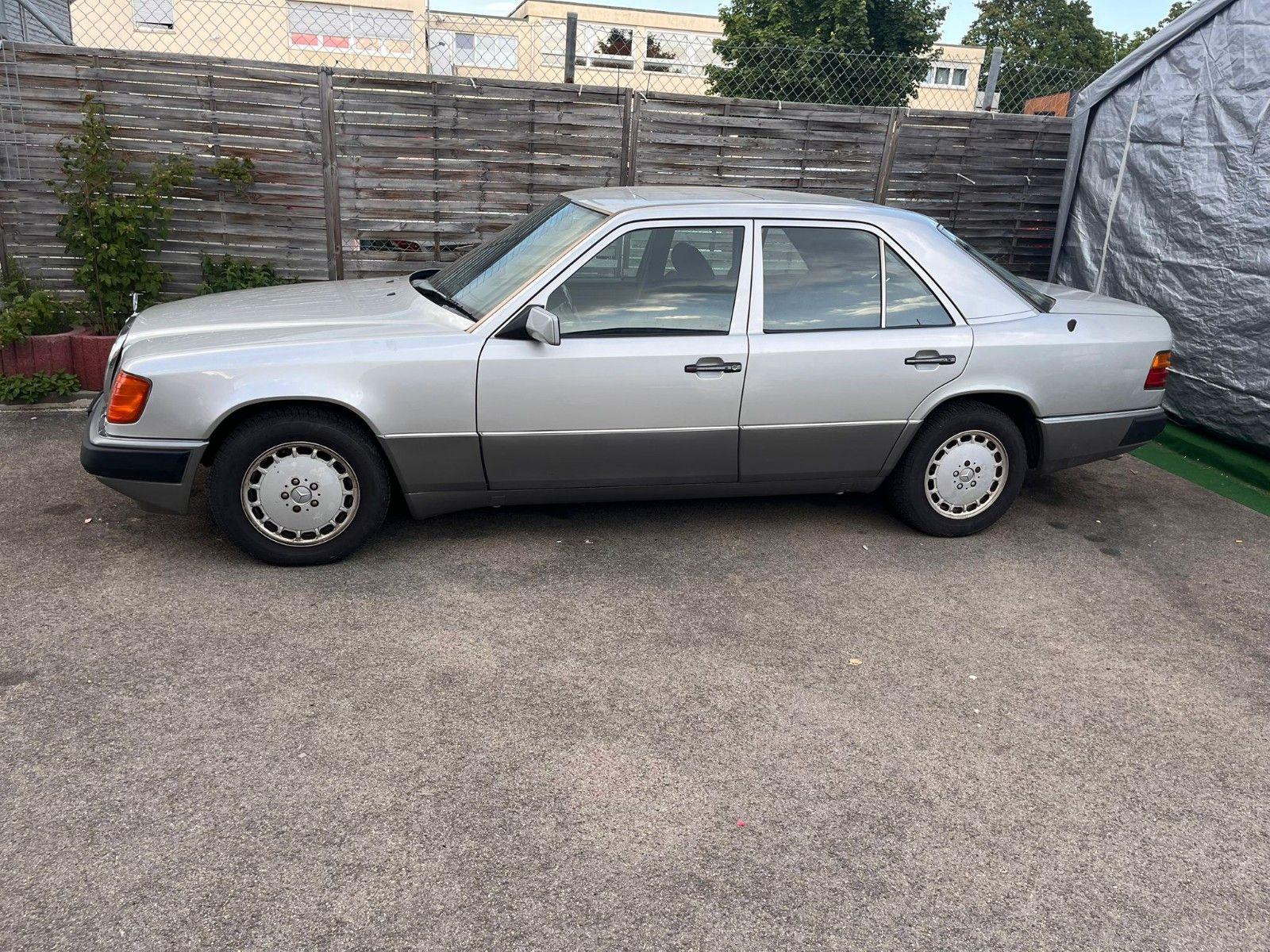 Abbildung des Autos Mercedes-Benz 260 mit H …