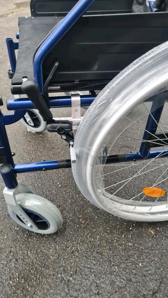 Blauer Rollstuhl in Leverkusen