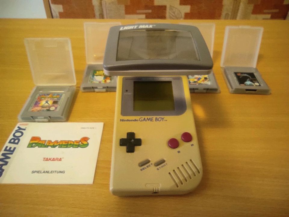 Nintendo Game Boy Classic mit sechs Spielen und Lupe in Havetoft