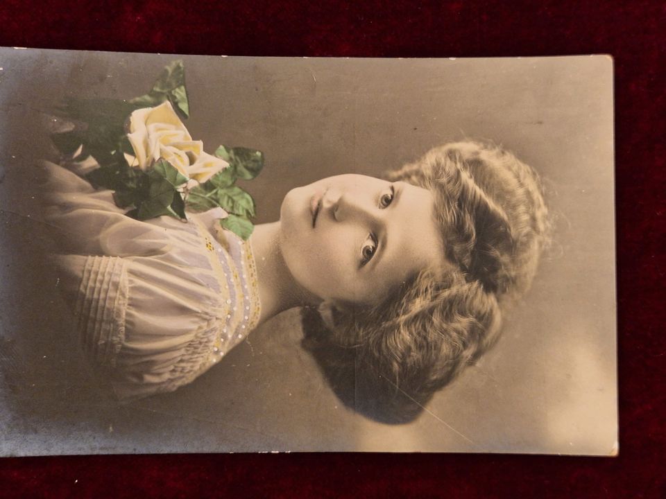 2 Foto AK Ansichtskarten um 1910 gleiches Mädchen beide gelaufen in Essen