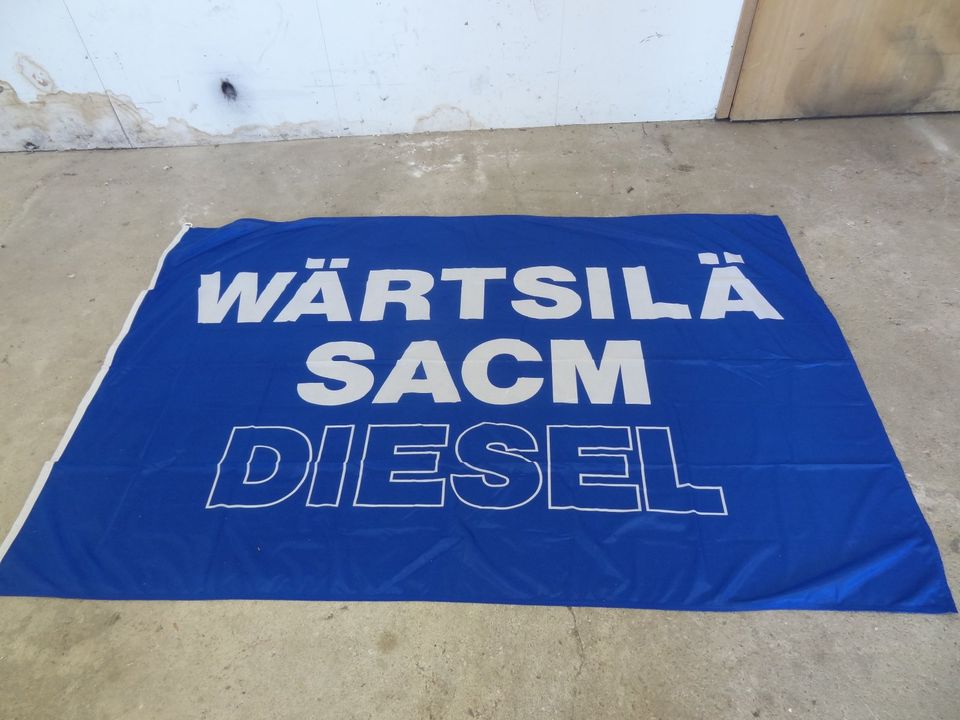 Fahne Banner Flagge WÄRTSILÄ SACM DIESEL Werkstatt Männerhöhle in Bad Camberg