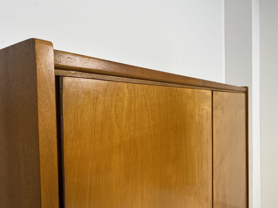 WMK Hübscher und geräumiger Mid-Century Wäscheschrank mit konischen Beinen und bicolorer Furnirung # Schrank Kleiderschrank Dielenschrank Schuhschrank Highboard Dresser 50er 60er - Lieferung möglich in Berlin