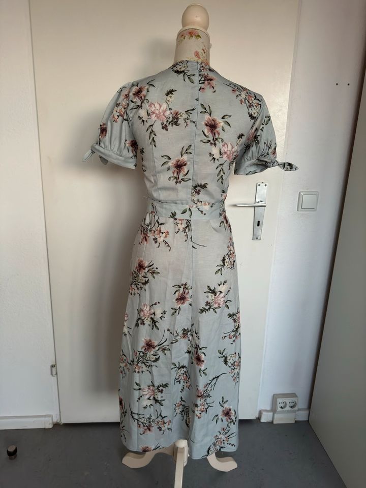 Kleid Mango / Zara Midi Hellblau Blumen Gürtel S in Berlin