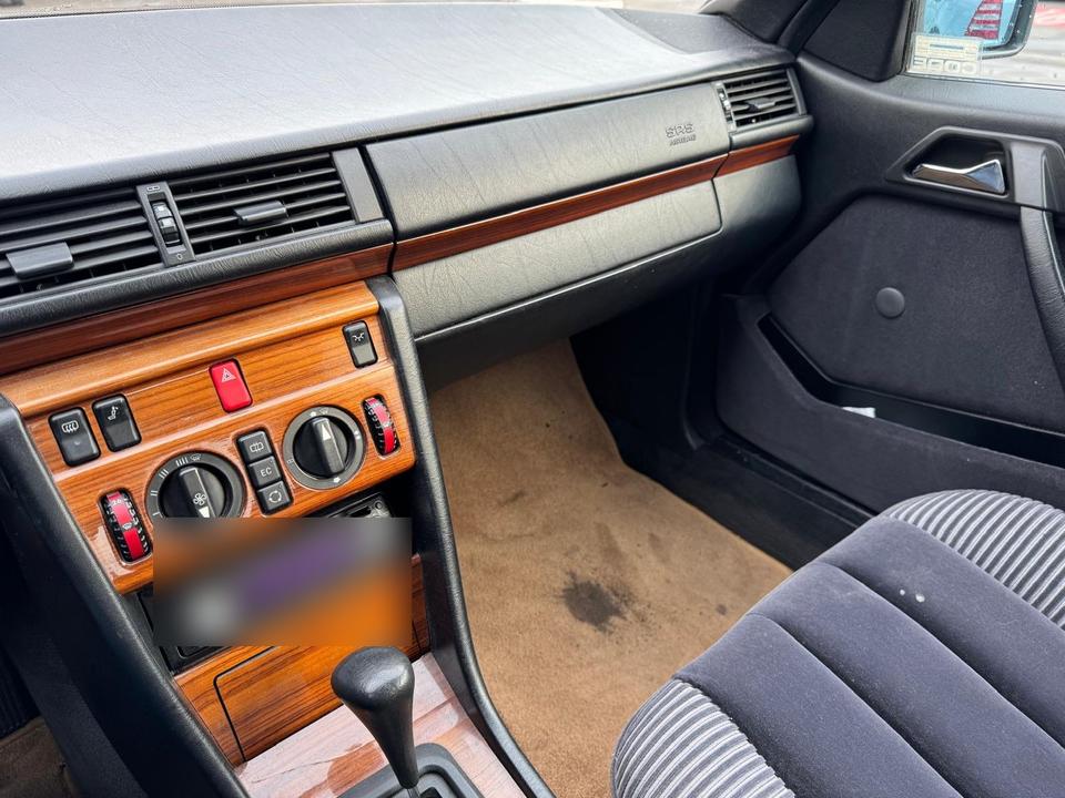 Mercedes Benz E 220 Coupe Automatik Oldtimer in Mainz