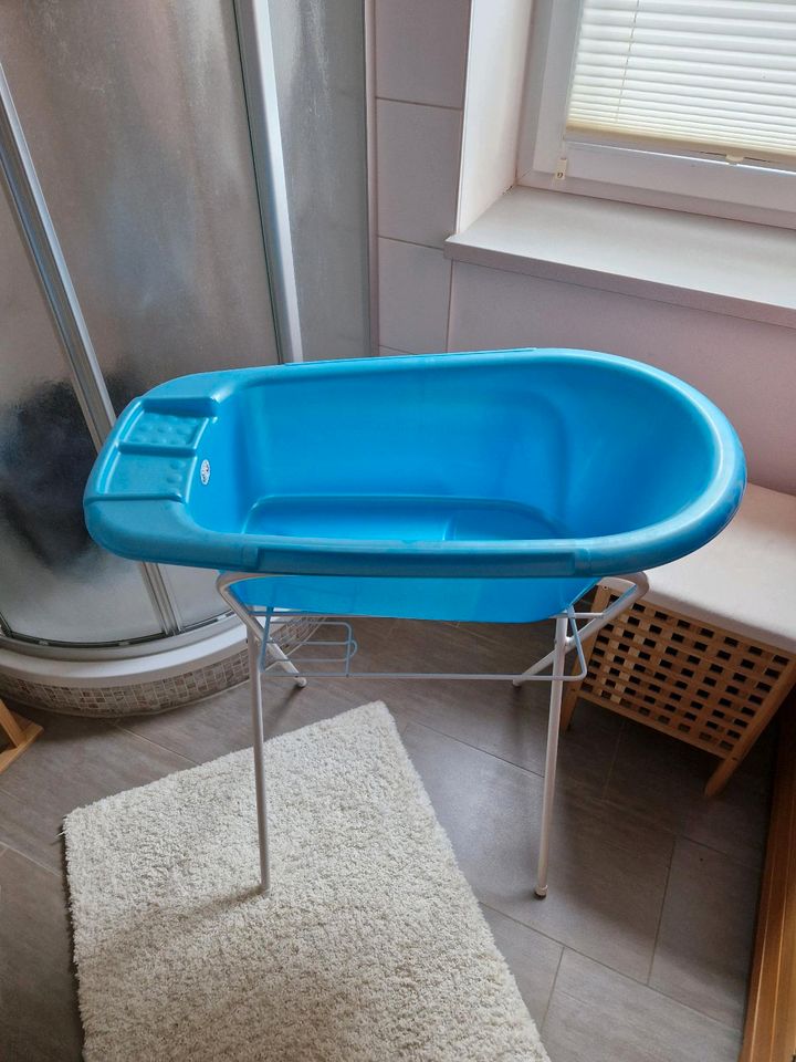 Baby Badewanne mit Gestell blau in Jößnitz