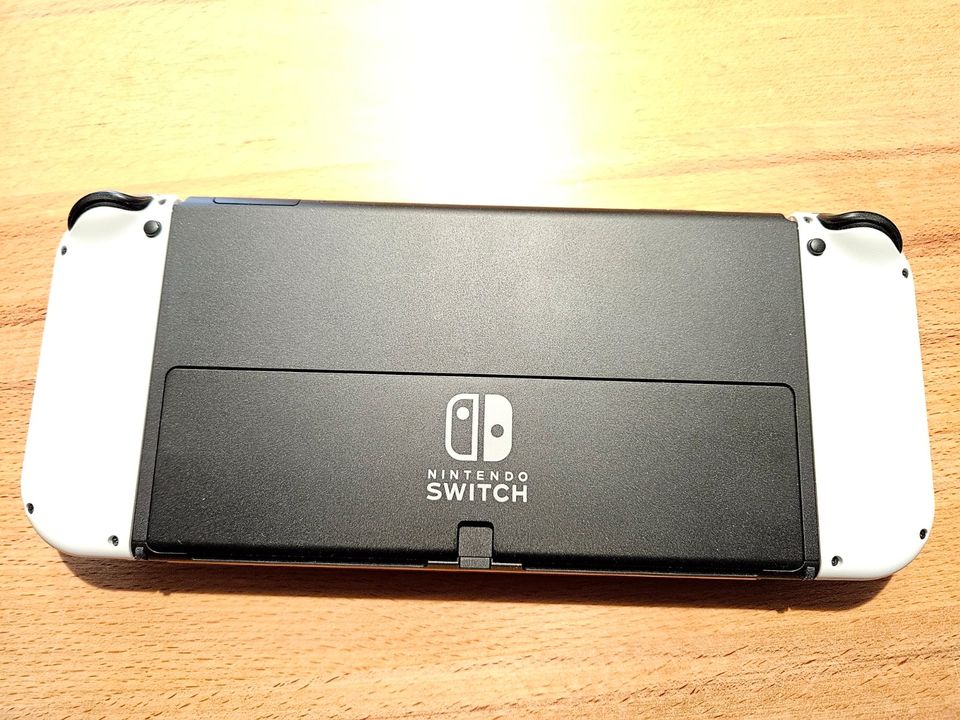 Nintendo Switch OLED mit zusätzl. Pro Controller und 3 Spielen in Reinhardshagen