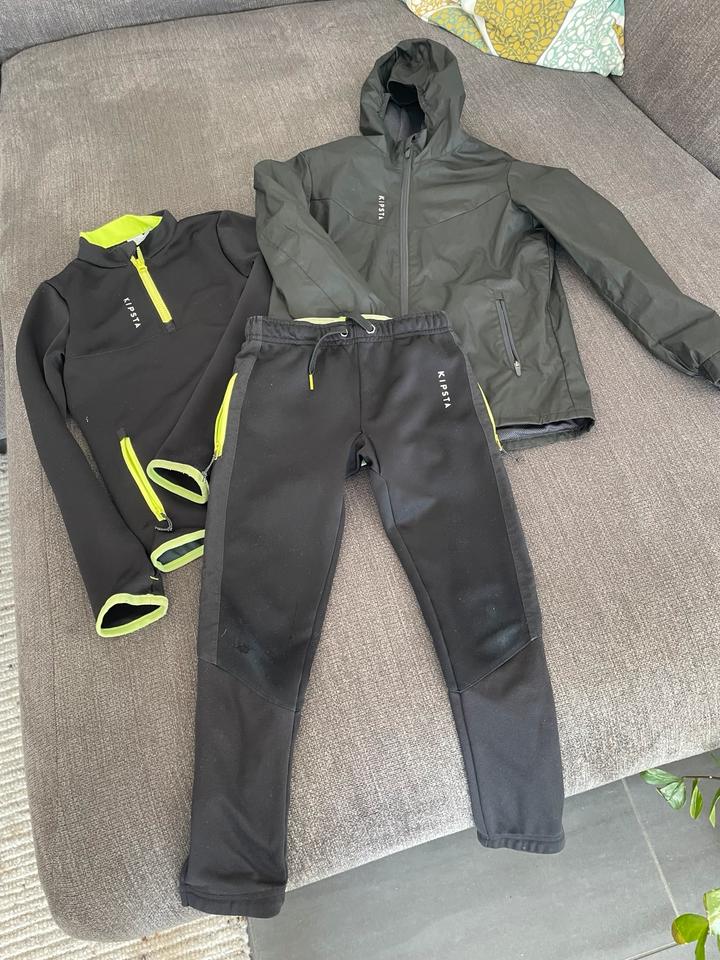 Fussballhose Fußballregenjacke Fußballschuhe Fussballset 128 in Schlangenbad