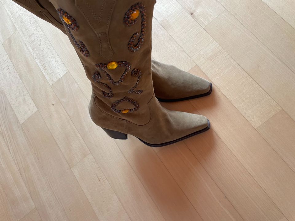 Sisley Cowboystiefel Wildleder mit Applikationen NEU in Großwallstadt