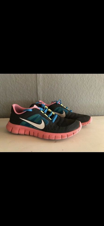 Nike Free Gr.36 grau/bunt in Neukirchen