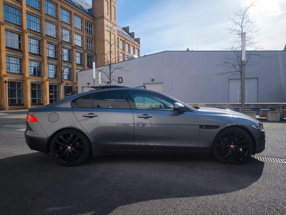 Jaguar XE 20d Portfolio *Pano*Head Up*360°*ACC*19 Zoll 8-Fach in Berlin