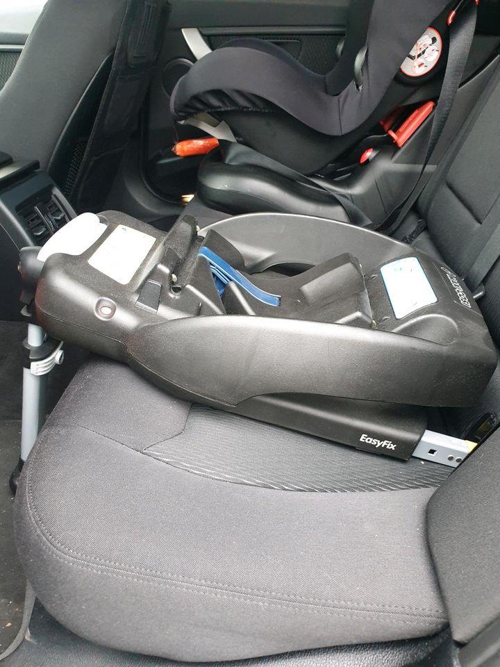 Maxi cosi Isofix Babysitz Kindersitz Babyschale Auto fix in Adelsdorf