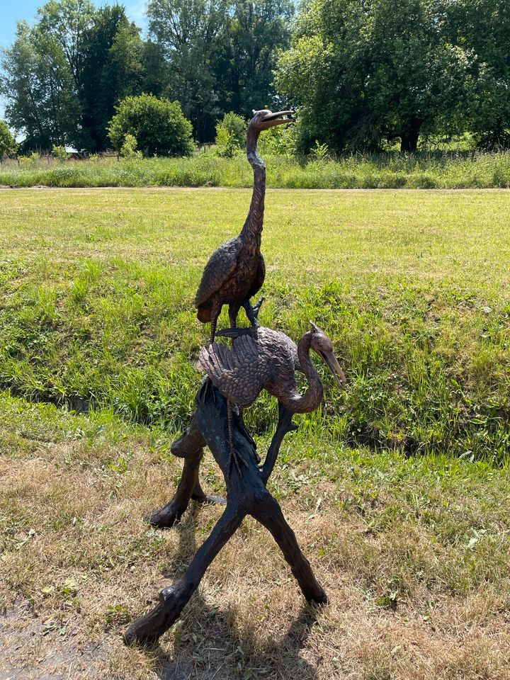 Kranich Duo auf Baumstamm aus Bronze lebensgroß Gartenfigur in Dortmund