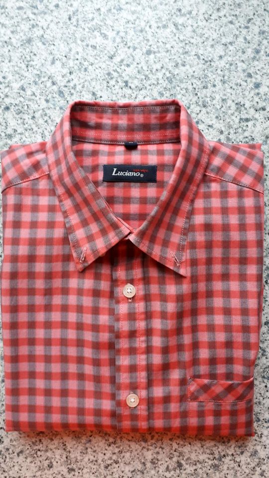 4 Oberhemden zu verkaufen. Das rote Hemd ist kostenlos. in Wittmund