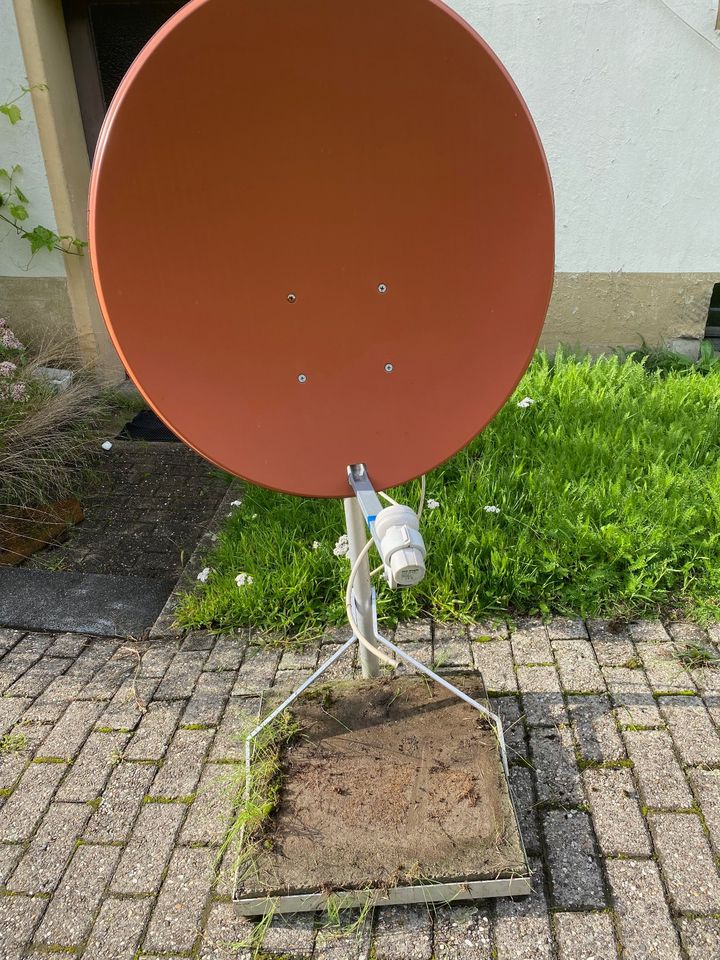 Satellitenschüssel 80 cm mit dem festen Standfuß in Hattingen