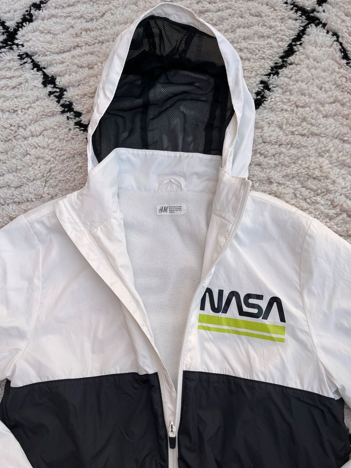 H&M NASA Windjacke mit Kapuze gefüttert mit weichem Fleece in Jena