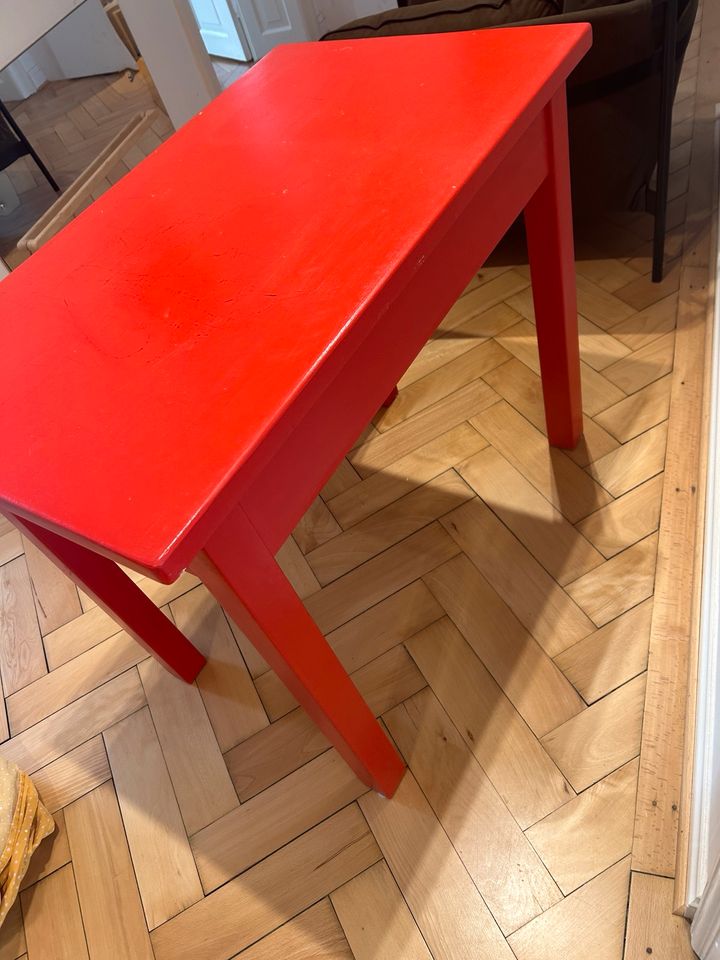 Roter Schreibtisch- selbst lackiert, mit geräumiger Schublade in München