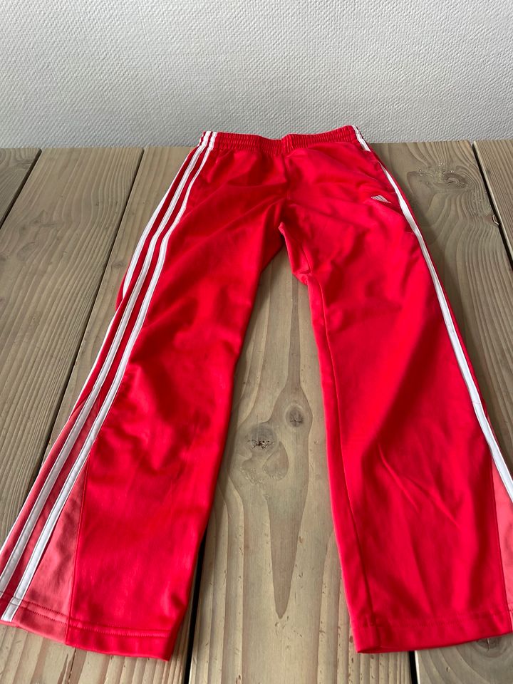 Coole Adidas Trainingshose Sporthose 134 140 in Berlin