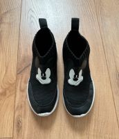 H&M Sneaker Sportschuhe Größe 28 Mickey Maus schwarz Nordrhein-Westfalen - Brilon Vorschau