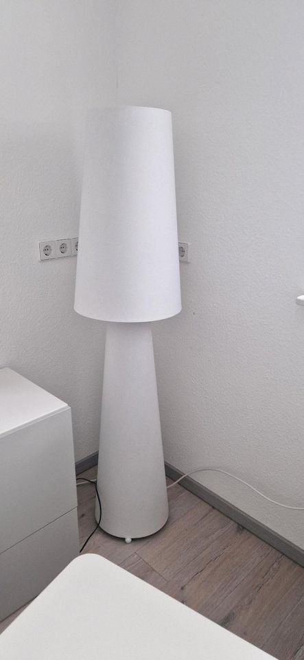 Stehlampe weiß/Leomuster in Bad Herrenalb