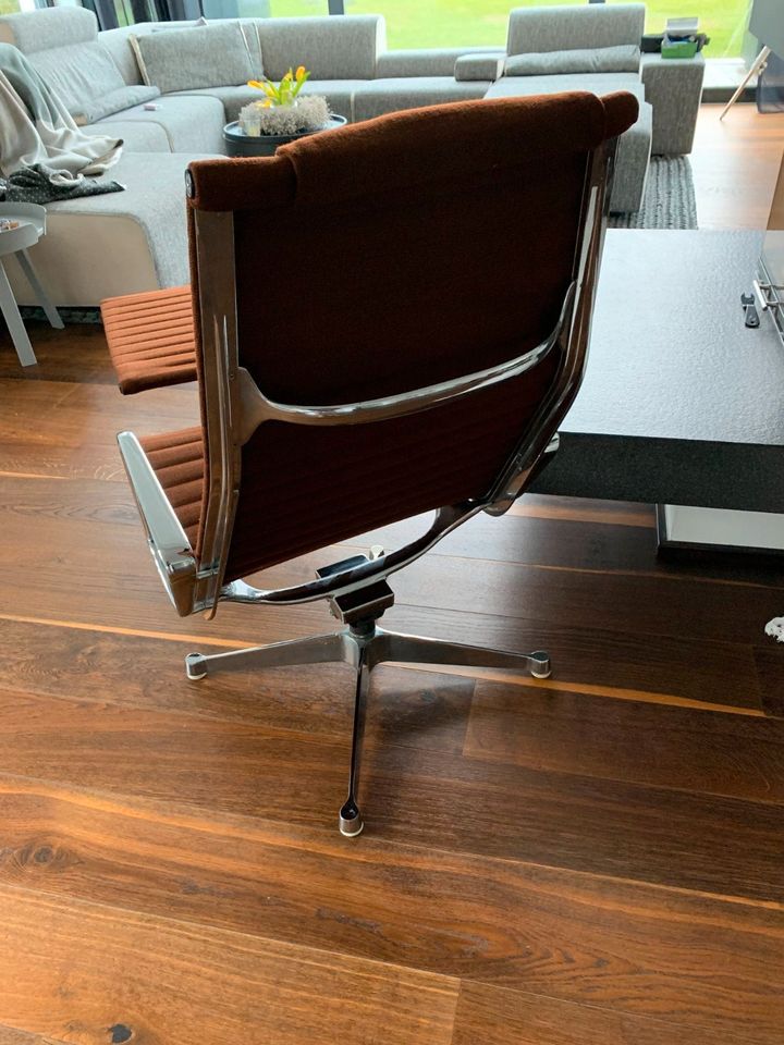 Aluminium Chair EA 124 & Fußhocker EA 125 von Charles & Ray Eames in Reinbek