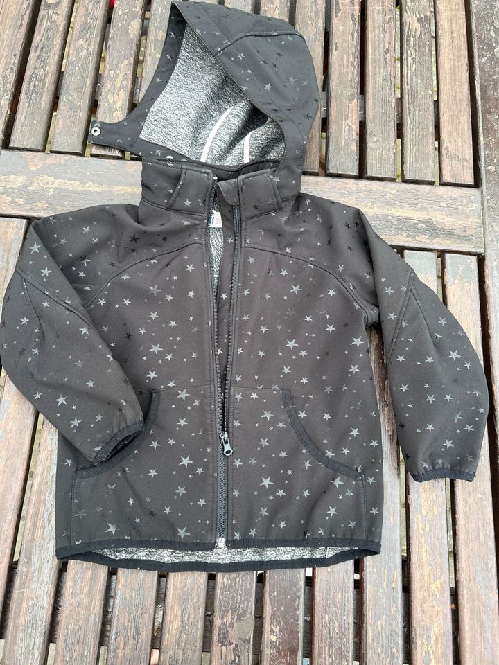 Softshelljacke H&M Gr.104 schwarz mit Sternen in Pattensen