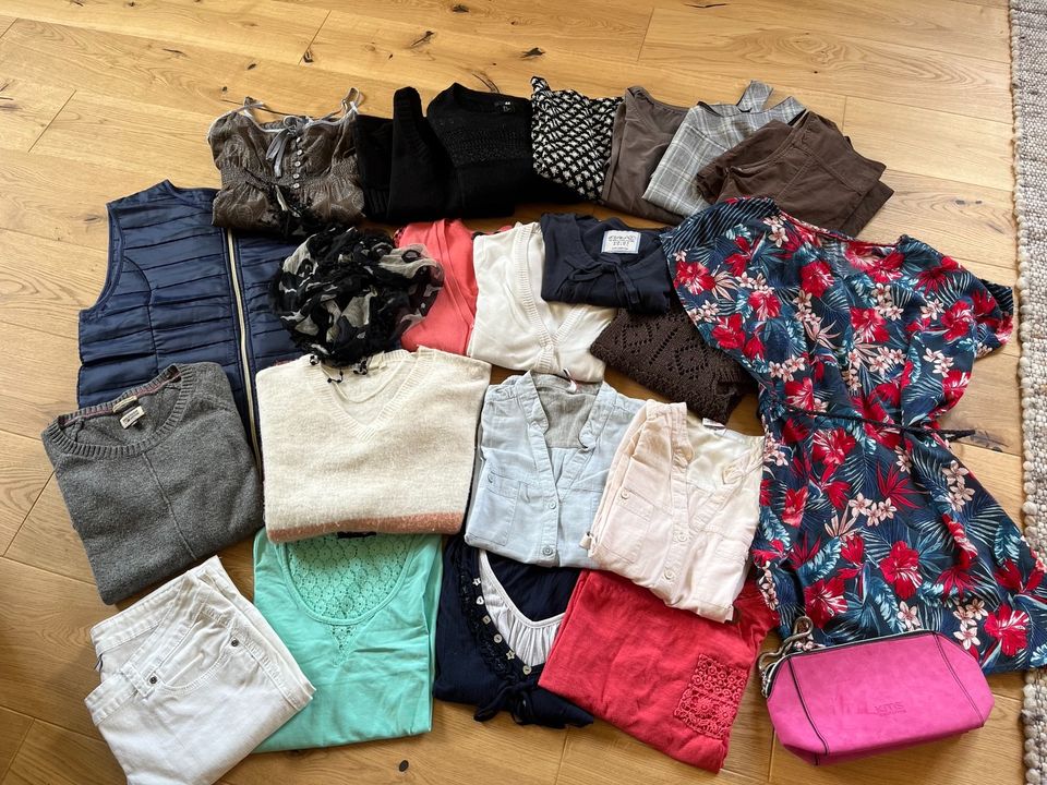 23 tlg. Kleiderpaket S-M Pullover Kleid Top Bluse Weste in Dittelsheim-Heßloch