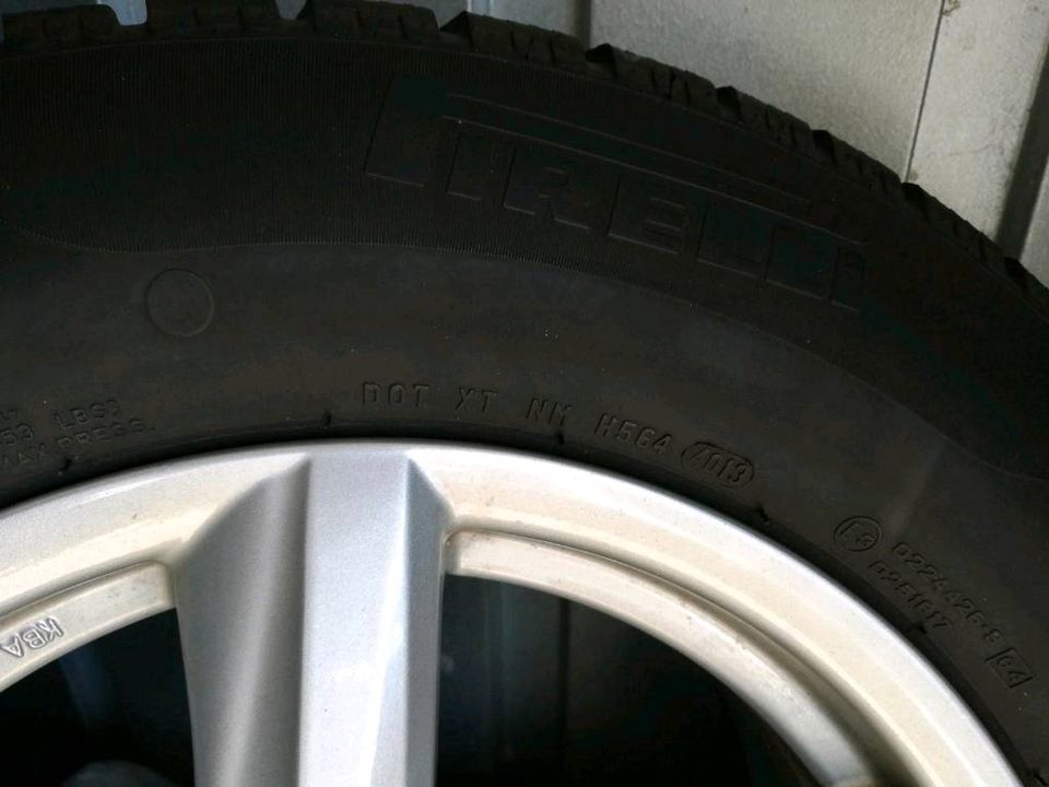 4x 215 65 R16 98H Pirelli Winterreifen auf Audi Q3 Alufelgen in Detmold