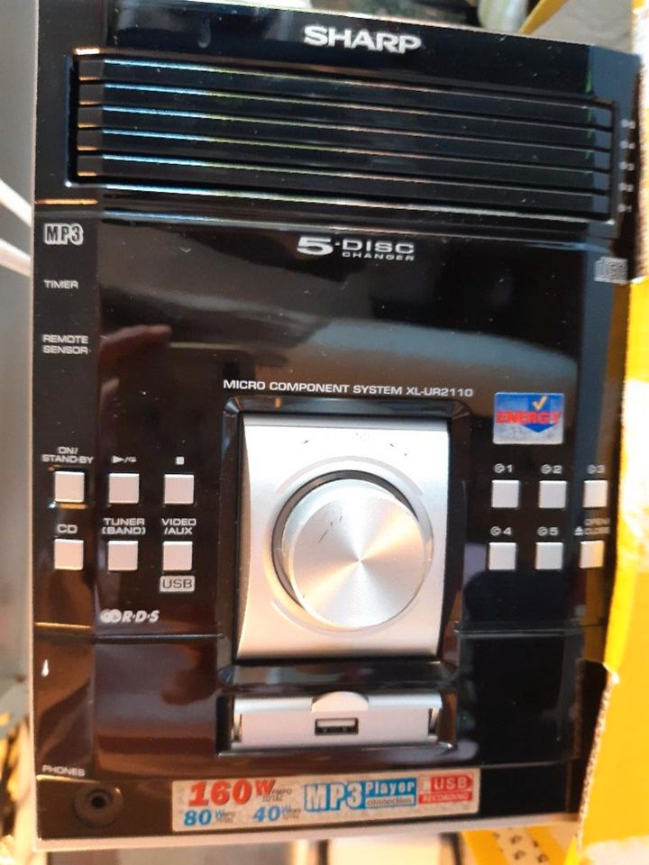 Stereo-Anlage von Sharp mit 2 Boxen für 5 CD's mit MP 3 in Lüneburg