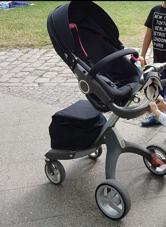 Autositz und Kinderwagen von Stokke in Berlin