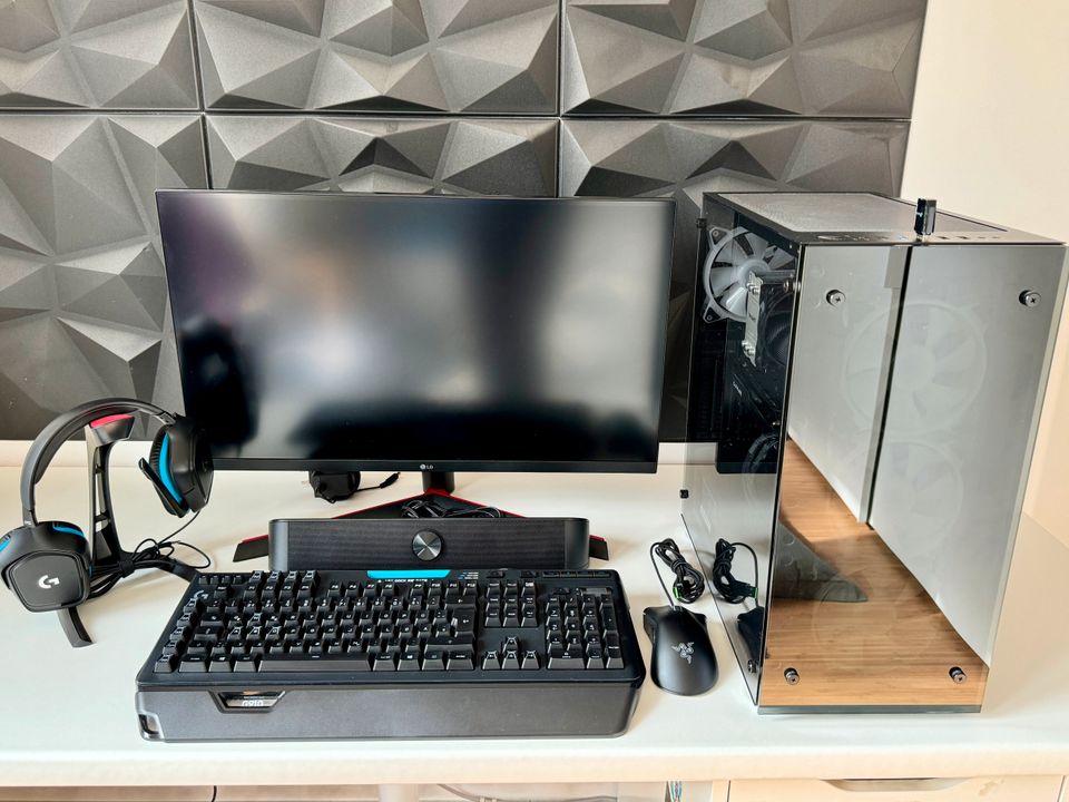 Gaming PC Setup / PC, Monitor, Tastatur, Maus, Headset, Soundbar in Berlin