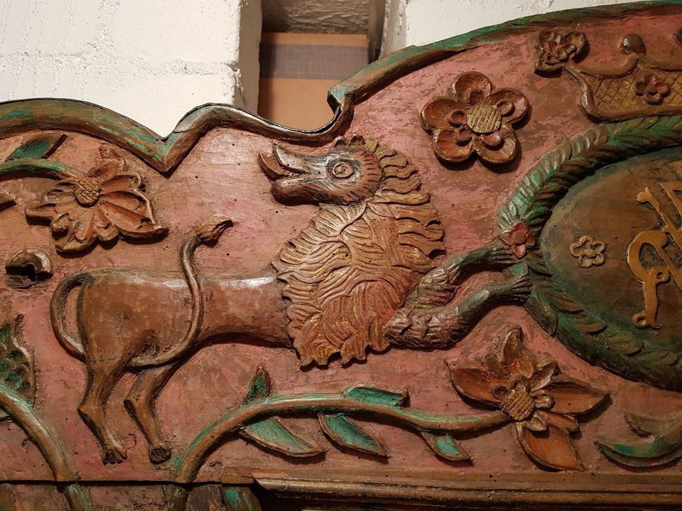 geschnitze Rückwand eines antiken, großen Pferde-Schlitten in Hamburg