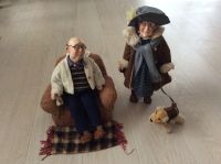 2 Porzellanpuppen, Oma und Opa, Sofa, Hund Niedersachsen - Lüneburg Vorschau