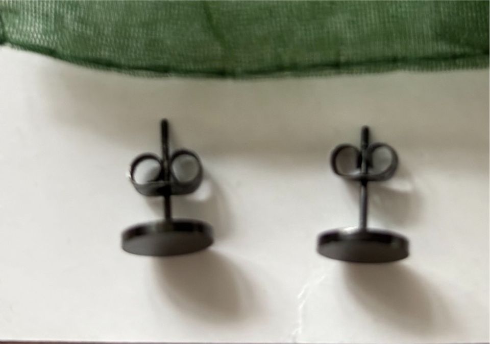 2 schwarze Teller Ohrstecker, neu, ca. 0,8cm in Haßloch