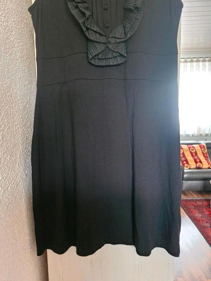 Schönes schwarzes Midikleid mit Knopfleiste in Goldbach