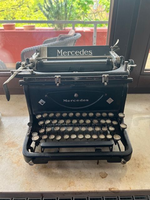 Alte Mercedes Schreibmaschine in Stein
